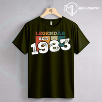 Legendär seit 1983 T-Shirt Designs für Deutsch merch by amazon, stilvolles und modernes Design auf einem dunkelgrünen Shirt.